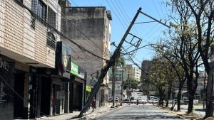 Avenida JK é interditada após poste apresentar risco de queda em Divinópolis