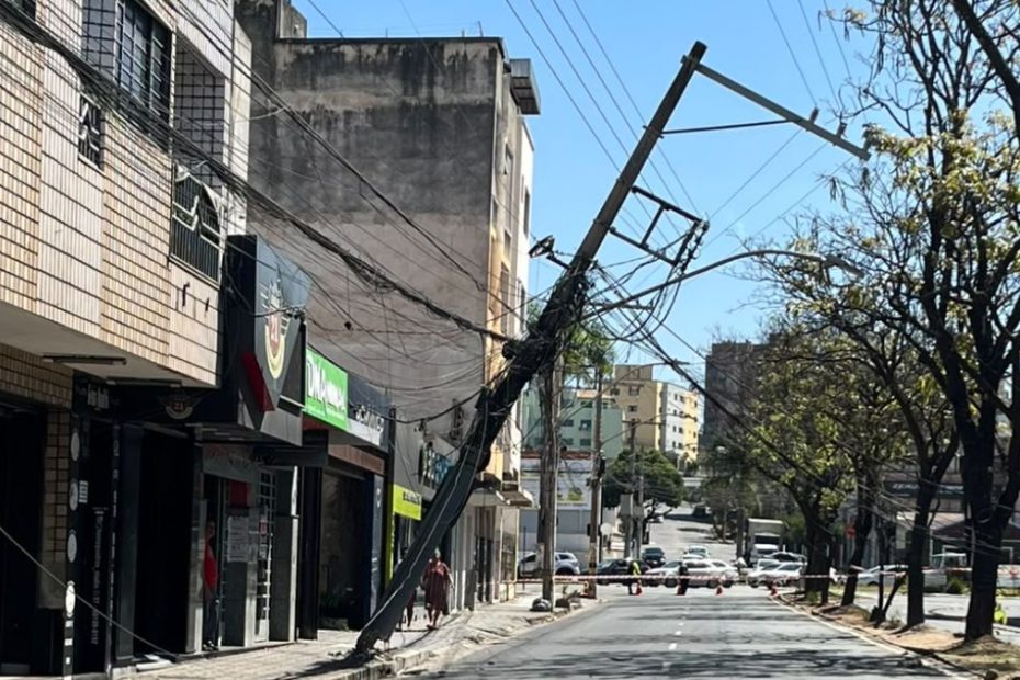 Avenida JK é interditada após poste apresentar risco de queda em Divinópolis