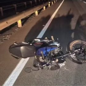 Motocicleta bate em placa de sinalização na BR-262 em São Gonçalo do Pará