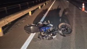 Motocicleta bate em placa de sinalização na BR-262 em São Gonçalo do Pará