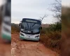 Ônibus escolar atolado em estrada vicinal do bairro João Paulo II, em Divinópolis.