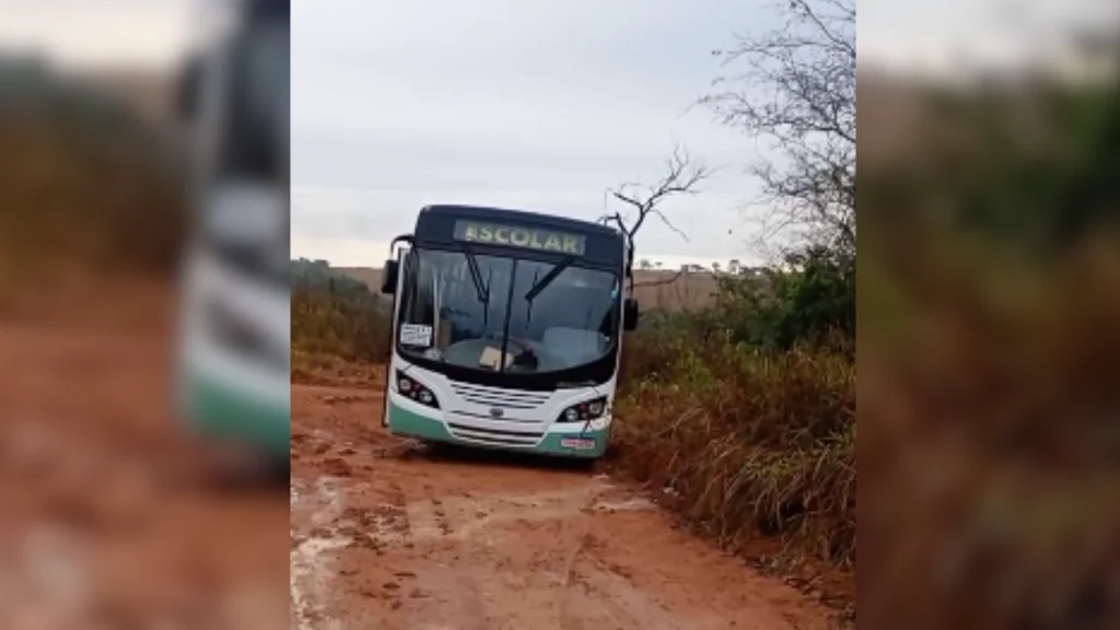 &Ocirc;nibus escolar atolado em estrada vicinal do bairro Jo&atilde;o Paulo II, em Divin&oacute;polis.