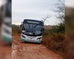 &Ocirc;nibus escolar atolado em estrada vicinal do bairro Jo&atilde;o Paulo II, em Divin&oacute;polis.