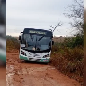 Ônibus escolar atolado em estrada vicinal do bairro João Paulo II, em Divinópolis.