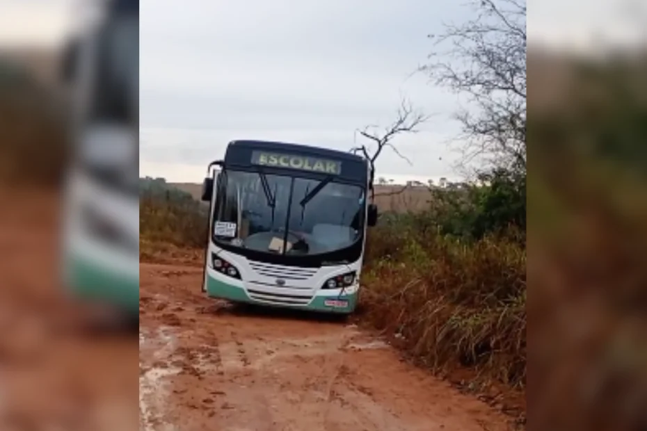 Ônibus escolar atolado em estrada vicinal do bairro João Paulo II, em Divinópolis.