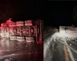 Carreta tomba após colisão com rodotrem na BR-354, em Formiga.