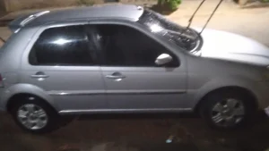 Fiat Palio prata furtado no bairro Belo Vale, em Divinópolis.
