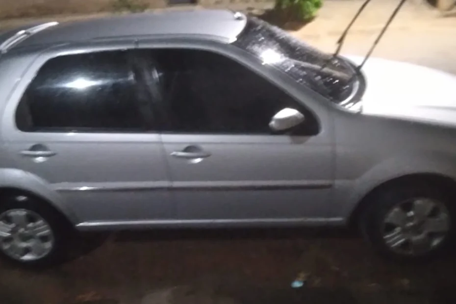 Fiat Palio prata furtado no bairro Belo Vale, em Divinópolis.