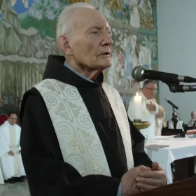 Frei Bernardino Leers: A Voz de Divinópolis que Ecoou no Mundo