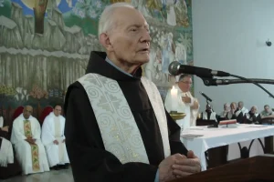 Frei Bernardino Leers: A Voz de Divinópolis que Ecoou no Mundo