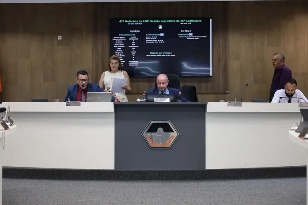 Plen&aacute;rio da C&acirc;mara Municipal de Divin&oacute;polis preparado para a 49&ordf; Reuni&atilde;o Ordin&aacute;ria