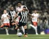 Everson salva, Atlético sofre mas se classifica para as quartas de Copa Sul-Americana