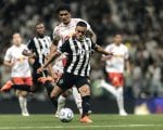 Everson salva, Atlético sofre mas se classifica para as quartas de Copa Sul-Americana