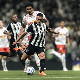 Everson salva, Atlético sofre mas se classifica para as quartas de Copa Sul-Americana
