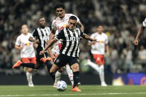 Everson salva, Atlético sofre mas se classifica para as quartas de Copa Sul-Americana