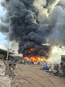 Incêndio atinge depósito de materiais recicláveis em Divinópolis