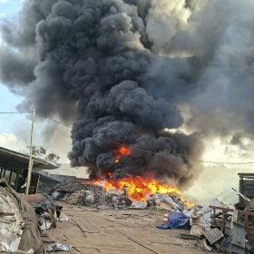 Incêndio atinge depósito de materiais recicláveis em Divinópolis