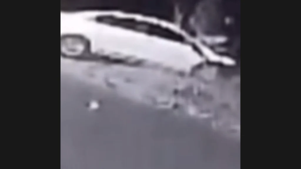 Carro bate contra &aacute;rvore e deixa jovem morto e quatro feridos em Ita&uacute;na.