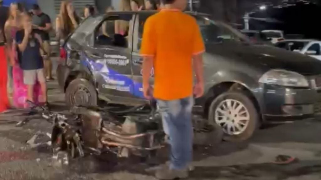 Acidente deixa motociclista ferido na rua Castro Alves, em Divin&oacute;polis