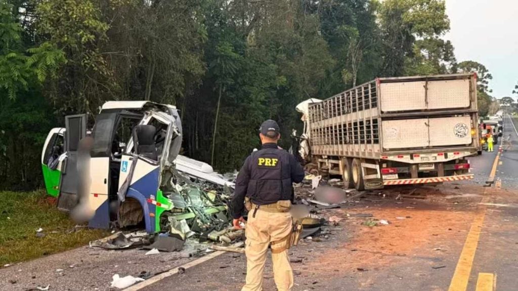 Acidente entre micro-&ocirc;nibus e carreta deixa 23 mortos na BR-373