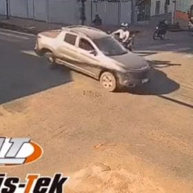 Câmera flagra acidente entre moto e caminhonete no Centro de Divinópolis