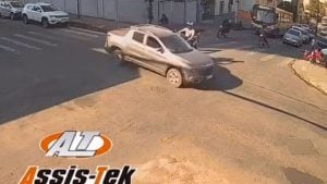 Câmera flagra acidente entre moto e caminhonete no Centro de Divinópolis