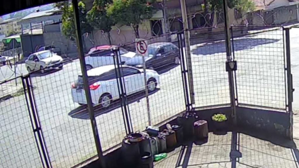 Carro 'bate de rasp&atilde;o' em acidente no Niter&oacute;i, em Divin&oacute;polis