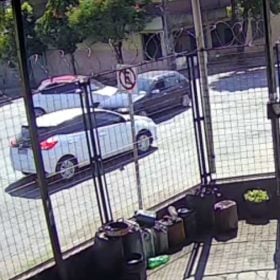 Carro 'bate de raspão' em acidente no Niterói, em Divinópolis