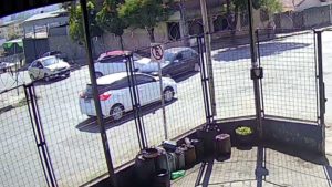 Carro 'bate de rasp&atilde;o' em acidente no Niter&oacute;i, em Divin&oacute;polis