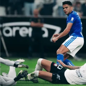 Cruzeiro vence Corinthians por 2 a 1 e encosta no G4 do Brasileirão
