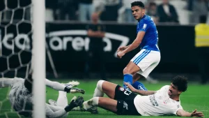 Cruzeiro vence Corinthians por 2 a 1 e encosta no G4 do Brasileirão