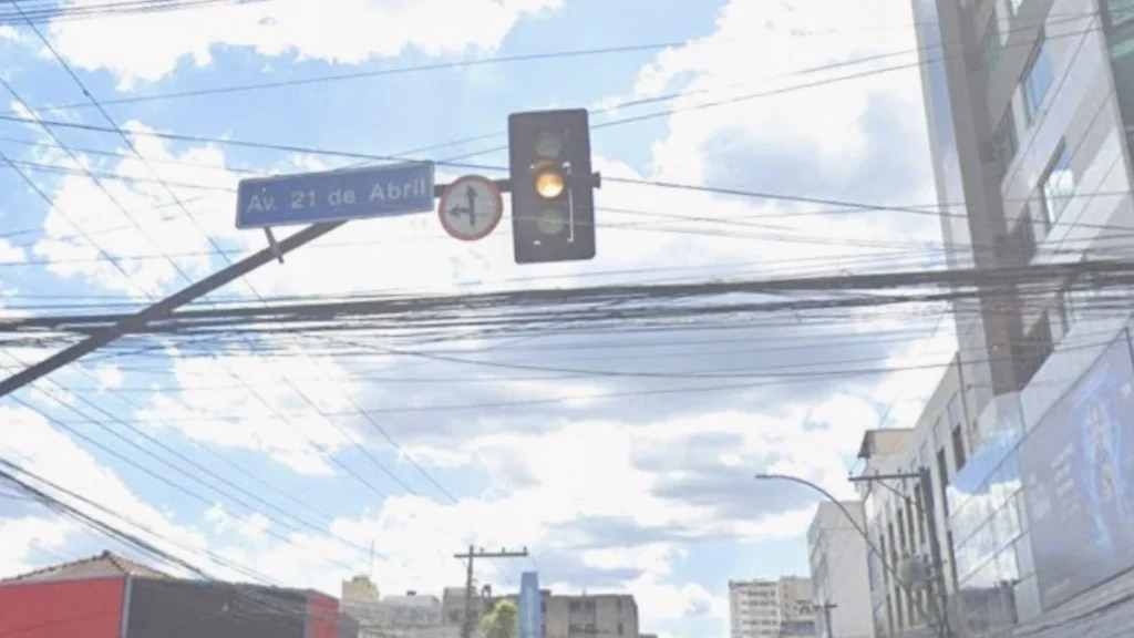 Sem&aacute;foro apresenta falha em cruzamento da Rua Goi&aacute;s com a Avenida 21 de Abril, em Divin&oacute;polis