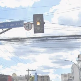 Semáforo apresenta falha em cruzamento da Rua Goiás com a Avenida 21 de Abril, em Divinópolis