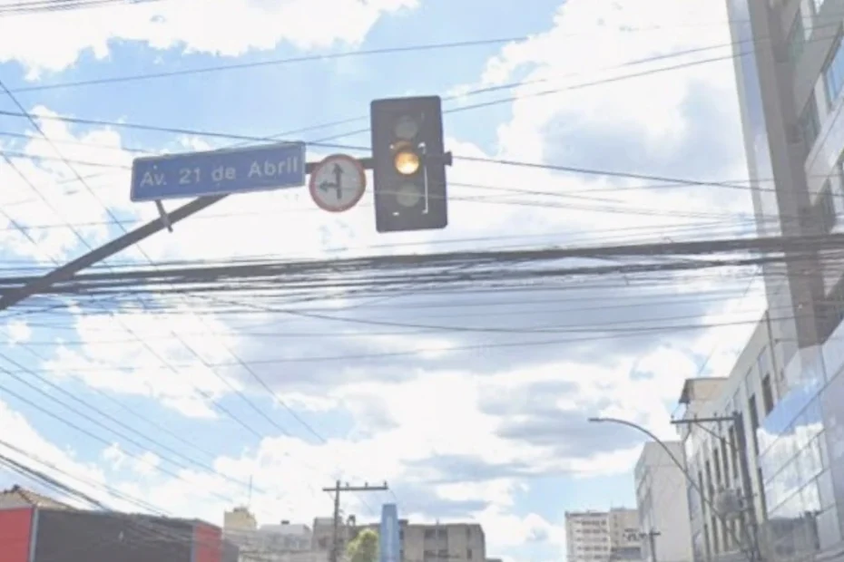 Semáforo apresenta falha em cruzamento da Rua Goiás com a Avenida 21 de Abril, em Divinópolis