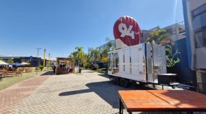 Est&uacute;dio M&oacute;vel da R&aacute;dio 94 est&aacute; no Divino Beer Festival com muita m&uacute;sica, cerveja e gastronomia