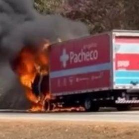 Caminhão pega fogo na BR-262 próximo ao Milhão sentido Araxá