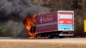 Caminhão pega fogo na BR-262 próximo ao Milhão sentido Araxá