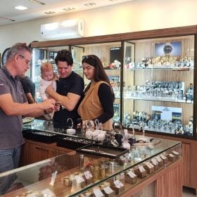 Lojas do comércio de Divinópolis funcionarão em horário especial antes do Dia dos Pais.