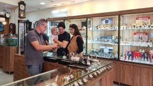 Lojas do comércio de Divinópolis funcionarão em horário especial antes do Dia dos Pais.