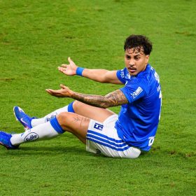 Kaio Jorge durante partida do Cruzeiro respondeu críticas de torcedor nas redes sociais.