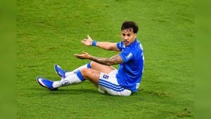 Kaio Jorge durante partida do Cruzeiro respondeu críticas de torcedor nas redes sociais.