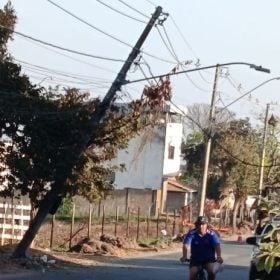 Avenida Ayrton Senna é interditada em Divinópolis após risco de queda de poste