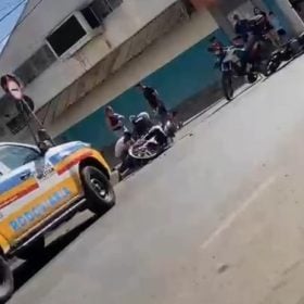 Motociclistas fogem da PM e se envolvem em acidentes com motos policiais em Divinópolis