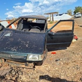 Carro sai da pista e bate em barranco na BR-352 em Pitangui