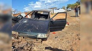 Carro sai da pista e bate em barranco na BR-352 em Pitangui