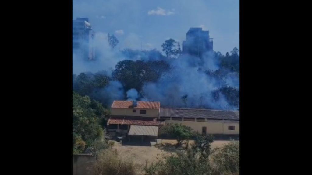 Fuma&ccedil;a toma conta da regi&atilde;o do Sidil e Mato Alto, em Divin&oacute;polis