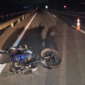 Acidente com motocicleta deixa uma pessoa morta e outra gravemente ferida na BR-262 em São Gonçalo do Pará