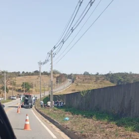 Carro capotou na MG-0335, conhecida como estrada de Ermida, em Divinópolis, neste domingo (16).