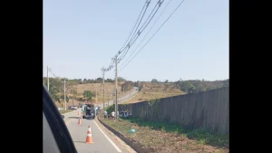 Carro capotou na MG-0335, conhecida como estrada de Ermida, em Divinópolis, neste domingo (16).