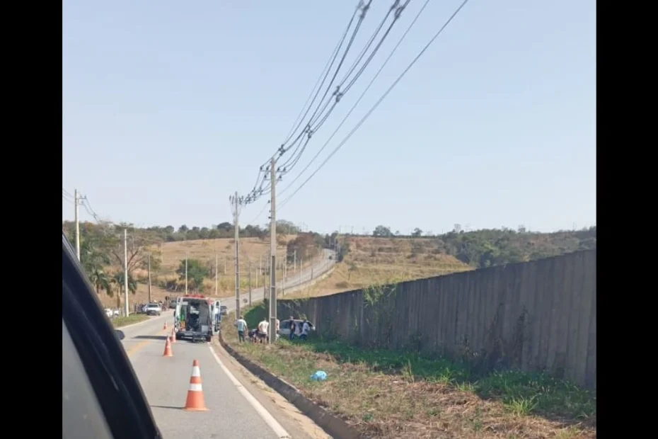 Carro capotou na MG-0335, conhecida como estrada de Ermida, em Divinópolis, neste domingo (16).